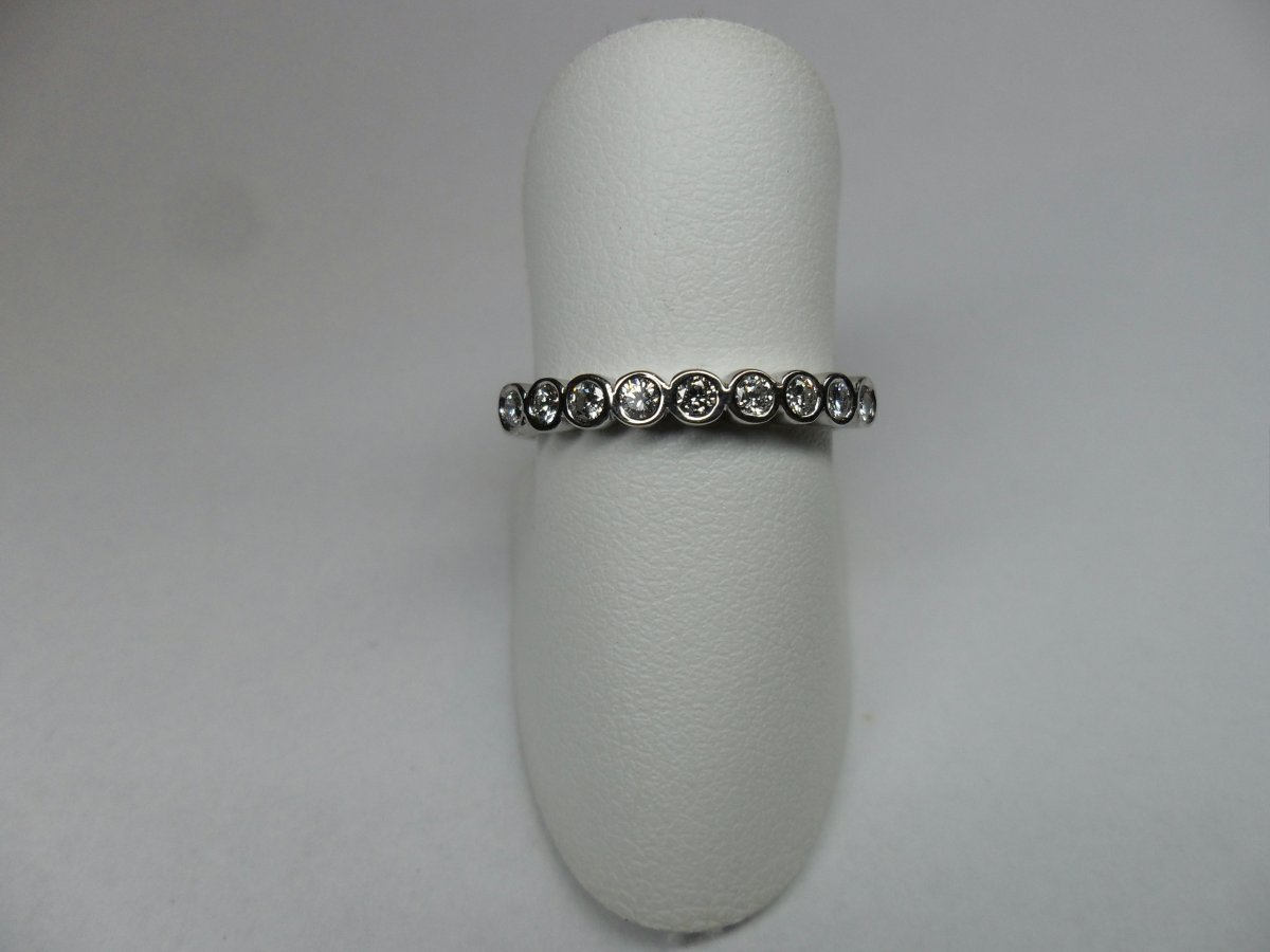 Row Ring Small Closed Setting White Gold 9st.